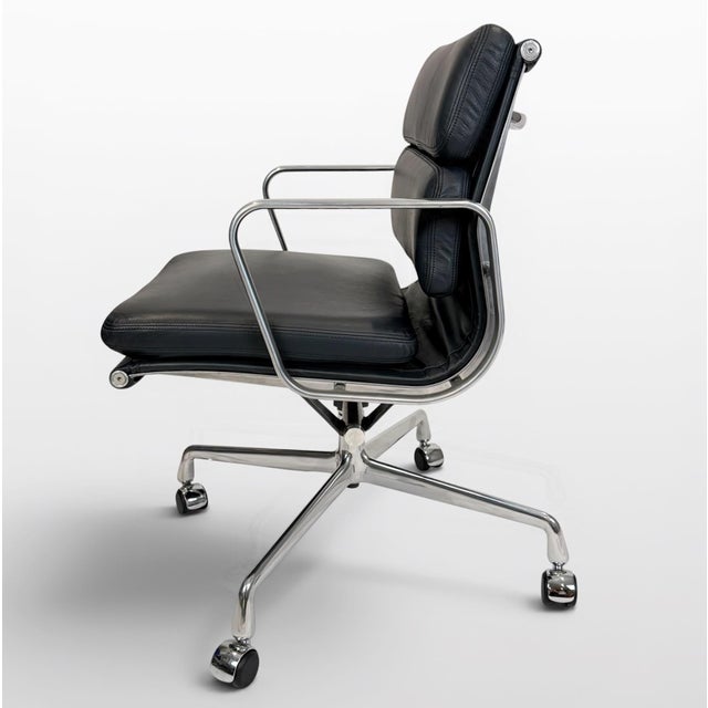 Late 20th Century Eames for Herman Miller Soft Pad Management Chair – Charcoal Gray Leather For Sale - Image 5 of 10
