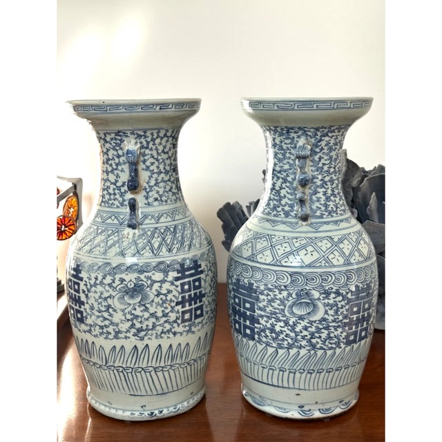 Pair of Mid-Qing Dynasty Chinese Double Happiness Vases For Sale - Image 4 of 9