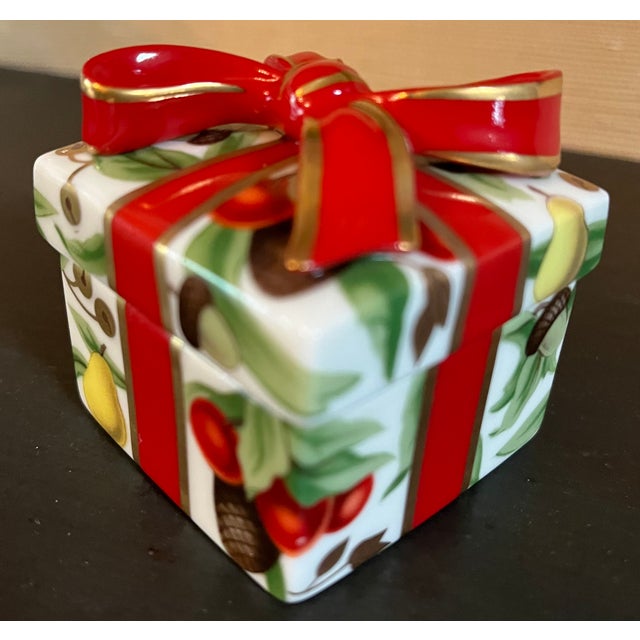 1990s Tiffany & Co. "Tiffany Holiday" Porcelain Gift Box Trinket Box For Sale - Image 12 of 12