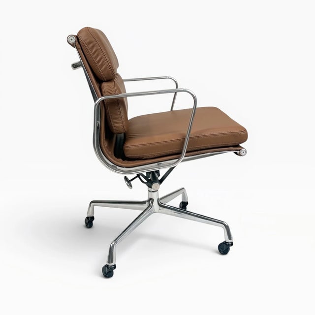 Mid-Century Modern Eames Aluminum Group Soft Pad Management Chair by Herman Miller - Brown Leather For Sale - Image 3 of 10