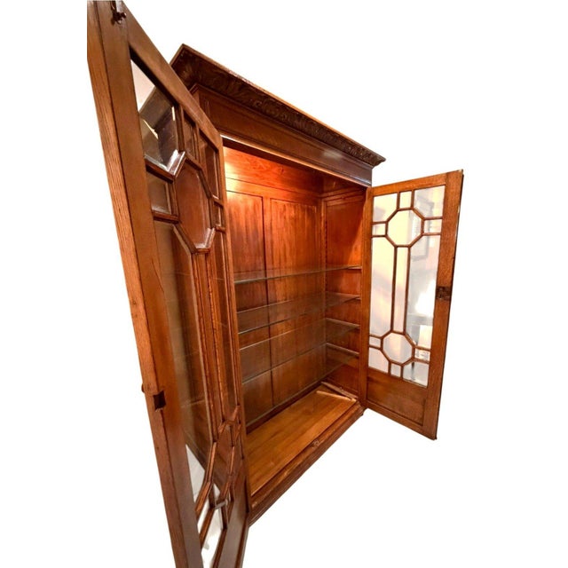 Arts & Crafts Antique C. 1900-1915 Quarter-Sawn Tiger Oak Beveled Glass Display China Cabinet For Sale - Image 3 of 18
