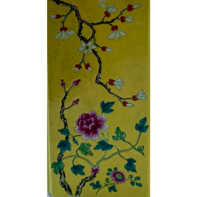 Late 20th Century Yellow Chinoiserie Chinese Export Porcelain Rectangular Vase With Lid For Sale - Image 9 of 11
