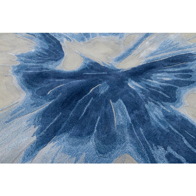 Gray Modern Abstract "Blue Splash" Hand-Tufted Wool & Viscose Area Rug – Grey & Navy For Sale - Image 8 of 10