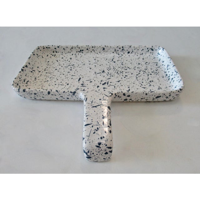 1960s Vintage MCM "Dr. Douglas" Ironstone Splatter-Motif Handled Baking Pan For Sale - Image 5 of 12