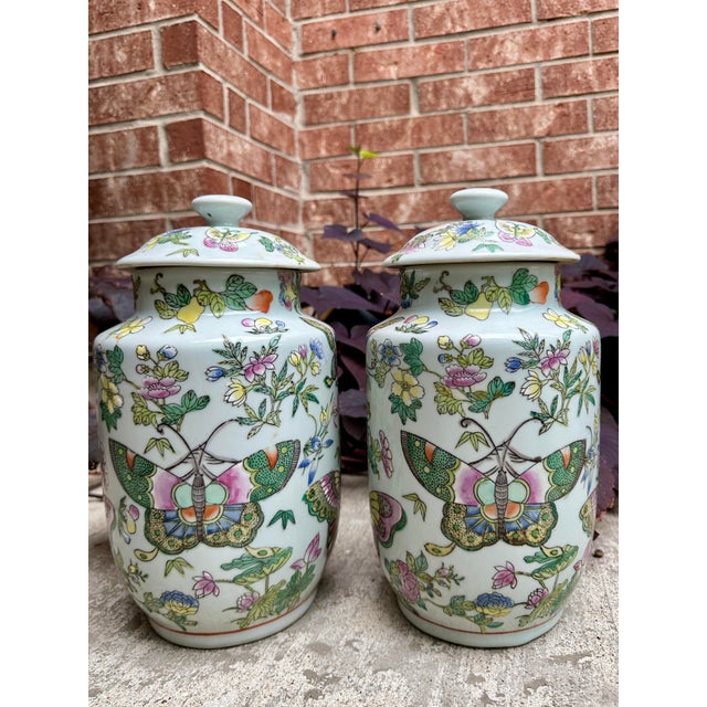 This elegant pair of porcelain ginger jars showcases the distinctive beauty of the Famille Rose palette, a hallmark of...