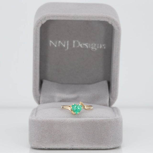 Modern Colombian Emerald Estate Ring in Solid 10k Gold - Heart Shaped, 6x5.5mm, Size 6.75 For Sale - Image 3 of 9