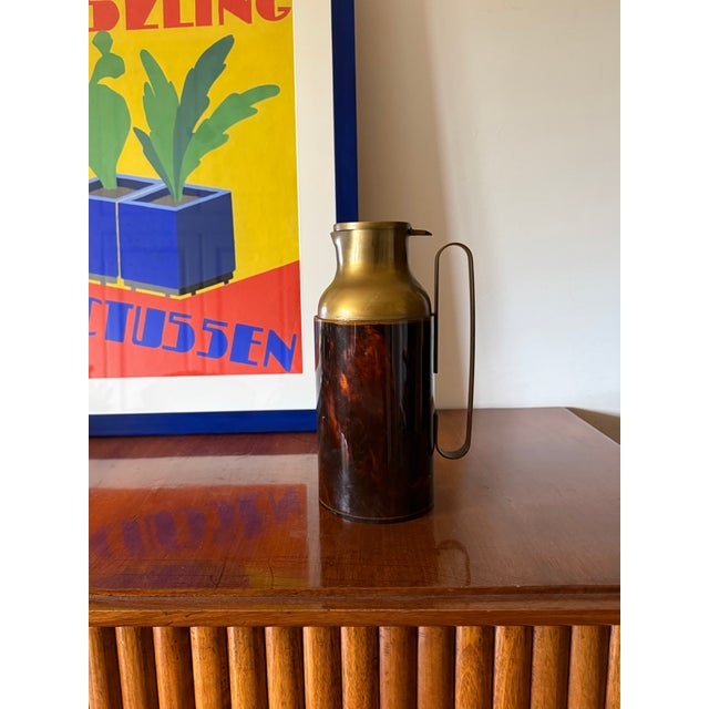Mid-century barware thermos / caraffe / jug Italy 1950s brass, faux tortoiseshell bakelite h 28 cm - 15 × 12,5 cm...