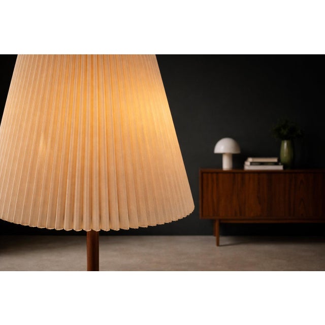 Metal Mid-Century Modern Brass Floor Lamp with Integrated Glass Shelf and Pleated Shade, Italy, 1960s - Lot 902 For Sale - Image 7 of 11