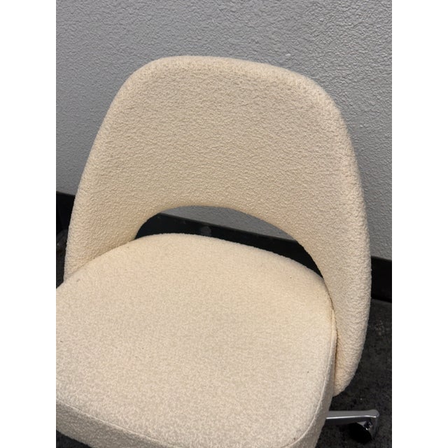 Cream Eero Saarinen for Knoll Executive Office Chair, Pearl Boucle For Sale - Image 8 of 12