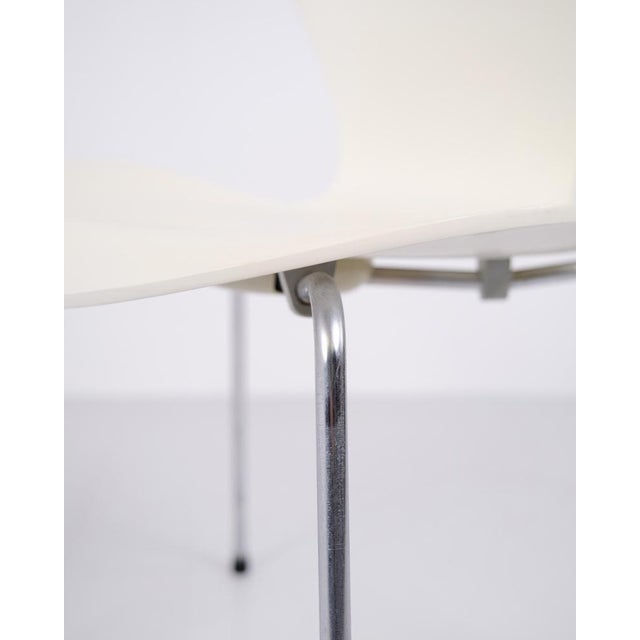 Series 7 Chairs in White Lacquered Veneer with Chrome Frame by Arne Jacobsen for Fritz Hansen, 1988, Set of 6 For Sale - Image 9 of 13