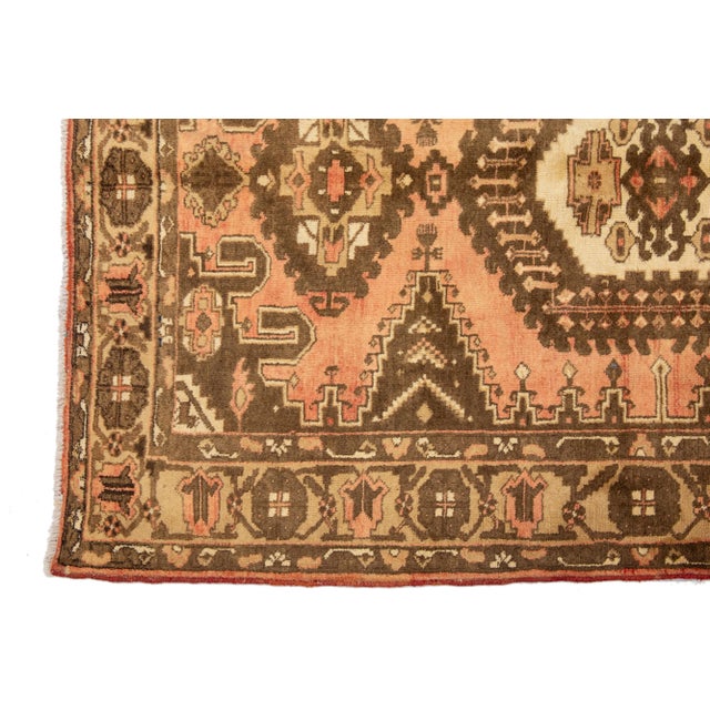 1960s 1960s Hanmadan Wool Rug With Medallion Motif in Peach Color For Sale - Image 5 of 7