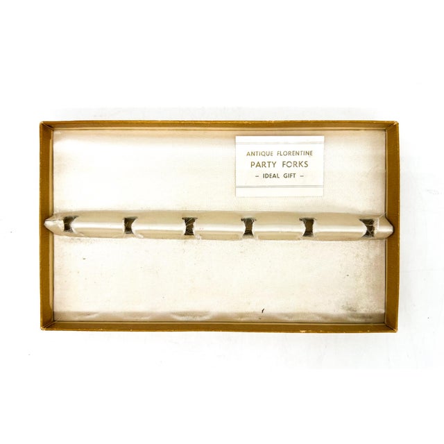Gold Mid Century Florentine Gold Gilt Canapé / Hors d'Oeuvres Forks – Set of 6 in Original Box – Hollywood Regency / Italian Provincial For Sale - Image 8 of 11