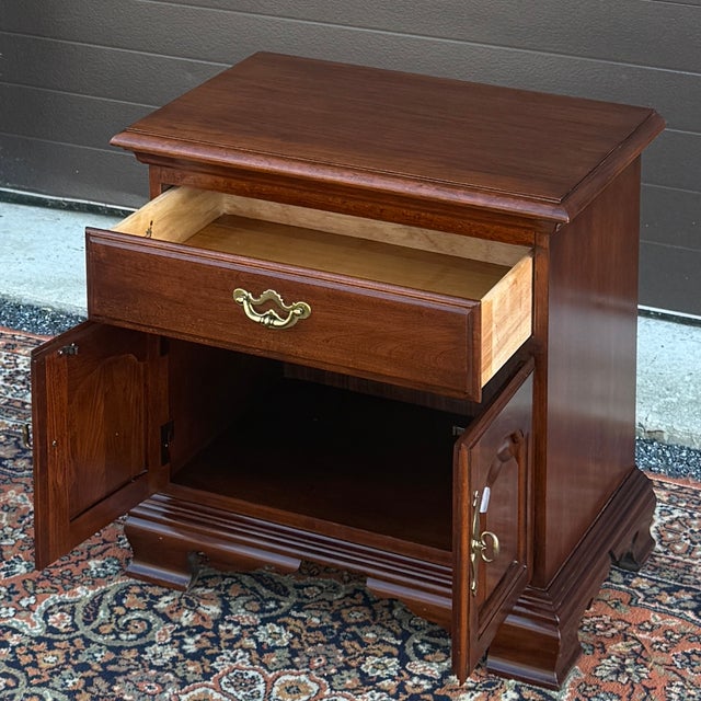 American Vintage Thomasville Chippendale Collector's Cherry Nightstand Cabinet With Drawer For Sale - Image 3 of 17