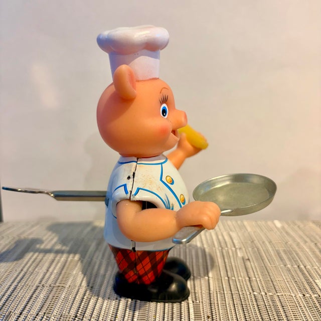 2000 - 2009 Rocket Usa Mechanical Piggy Chef Wind-Up Toy #903 Original Box Works Collectible For Sale - Image 5 of 11