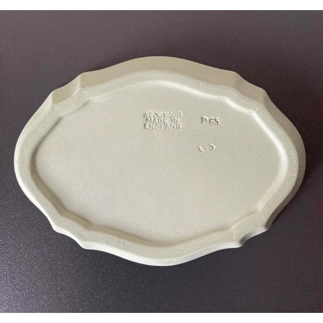 Wedgwood Mid 20th Century English Wedgwood Jasperware Sage Green Jewelry Dish With Neoclassical Cherub Design For Sale - Image 4 of 12