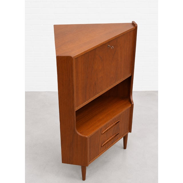 Mid Century Modern Rosewood Corner Bookcase / Bar Cabinet, Made in Denmark by Aulum Mobelfabrik, C. 1960s For Sale In New York - Image 6 of 15