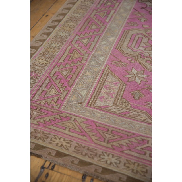 :: Triple center medallion atop a covered field of starburst floral design elements and minor medallions. Awesome serrated...