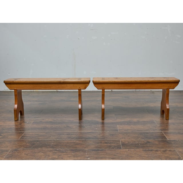 Brown Pair of Rustic American Pine Benches, Circa 1920 – Farmhouse Entryway Seating For Sale - Image 8 of 11