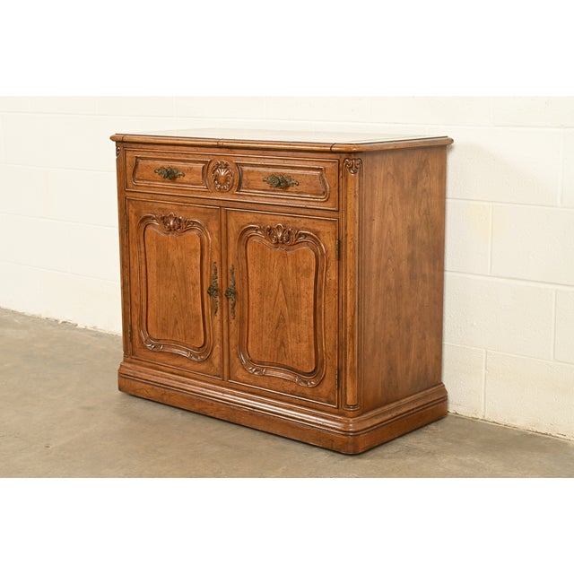 Henredon French Provincial Louis XV Carved Walnut Flip Top Buffet Server or Bar Cabinet, Circa 1970s For Sale - Image 17 of 17