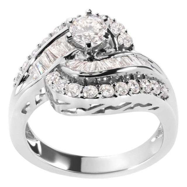 14K White Gold 1.00 Cttw Round and Baguette cut Diamond Swirl Cocktail Ring (H-I Color, SI2-I1 Clarity) - Ring Size 7 For Sale
