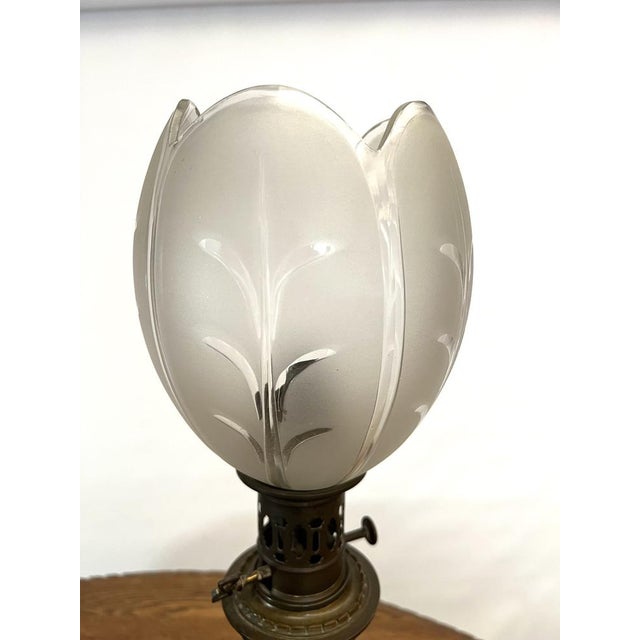 Nice pair of 19th century oil lamp. These 2 lamps are made of white porcelain based on chiseled bronze bases with pine...