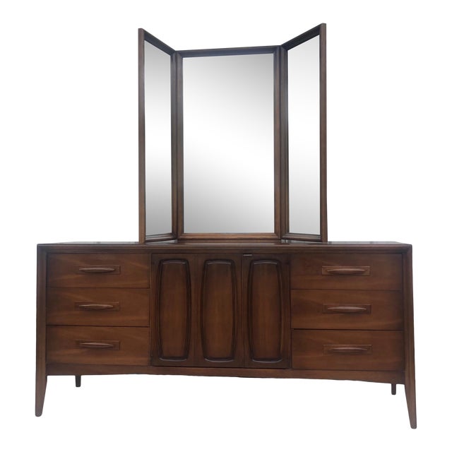 Mid Century Modern Nine Drawer Dresser By Broyhill Chairish