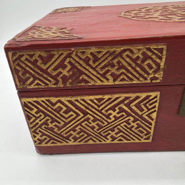 Red Vintage Chinese Red Lacquer Wedding Box With Removable Interior Tray & Double Happiness Symbol For Sale - Image 8 of 18