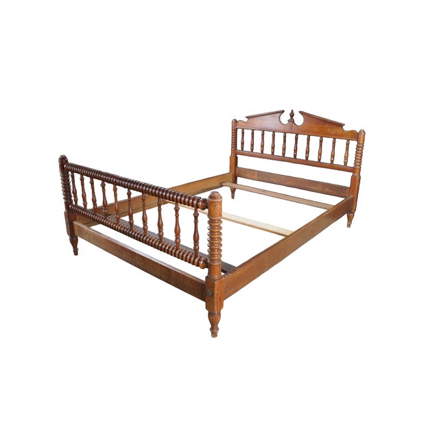 This gorgeous vintage Pennsylvania House Early American Cherry spindle bed frame showcases timeless craftsmanship and...