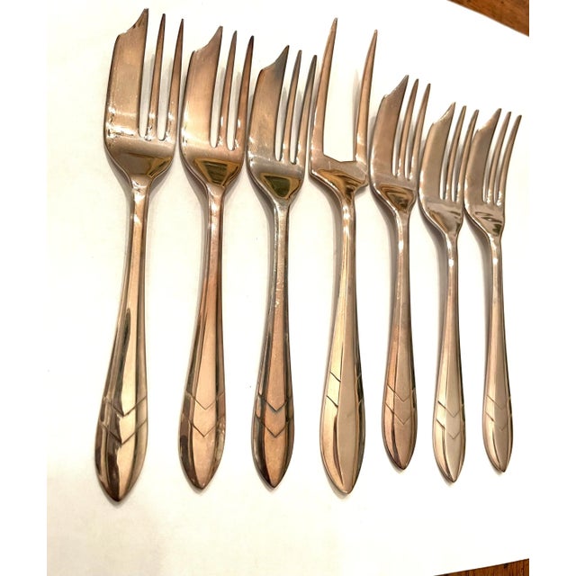 This is a graceful vintage British silver-plate set of 6 individual pastry forks and 1 pastry serving piece, totaling 7...