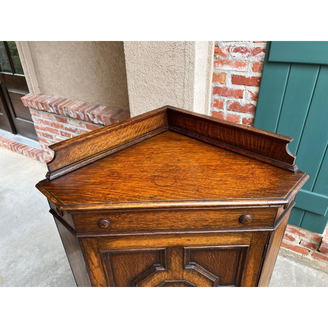 Antique English Tiger Oak Corner Cabinet Barley Twist Jacobean Arts & Crafts For Sale - Image 10 of 18