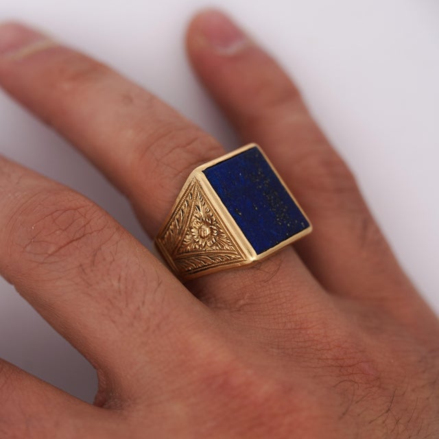 2010s Vintage Lapis Lazuli 18k Gold Floral Engraved Square Mens Signet Ring, Size 10.75 For Sale - Image 5 of 11