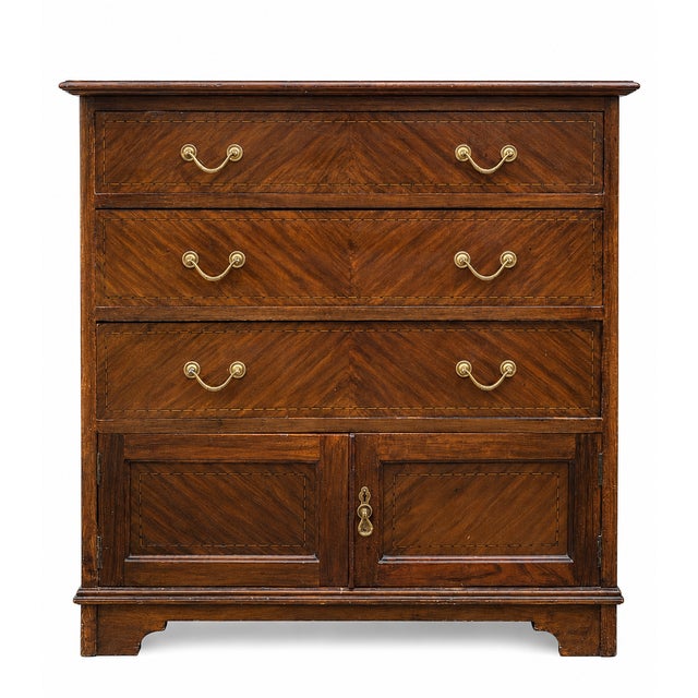 Georgian Chippendale-style chest of drawers dating from the 19th century Beautiful veneer Very good condition Dimensions:...