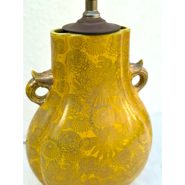 1950s Table Lamp: Vintage Sunflower Yellow and Gilt Japanese Glazed Ceramic Lamp For Sale - Image 5 of 12