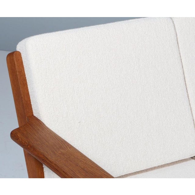 Model 290 Three-Seater Sofa in Oak and Boucle by Hans J. Wegner for Getama, 1970 For Sale - Image 4 of 11