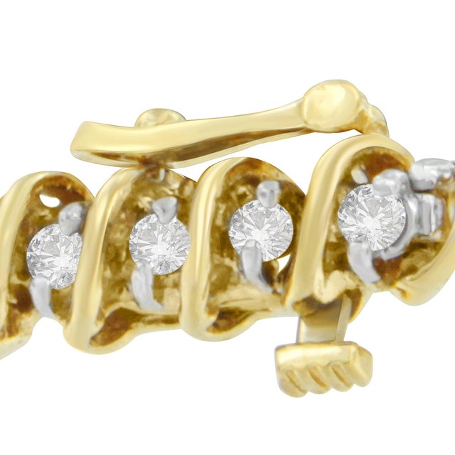 Contemporary 18K Yellow Gold Round Cut Diamond Spiral Link Bracelet (2.00 cttw, I-J Color, I1-I2 Clarity) For Sale - Image 3 of 4