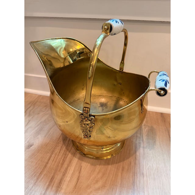 Brass Large Brass Coal Scuttle / Fireplace Log Bucket With Lion Mask Mounts & Delft-Style Ceramic Handles - For Sale - Image 8 of 9