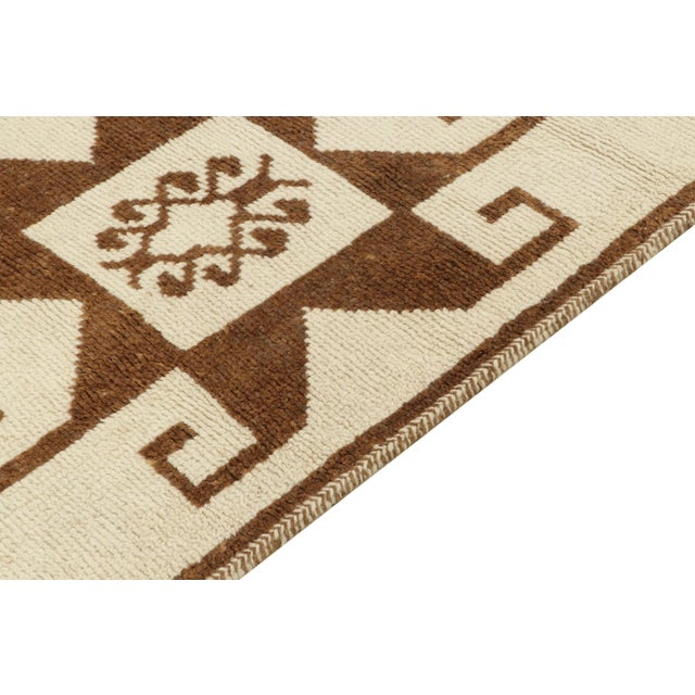 1950s Vintage Tribal Runner in White & Beige-Brown Medallion Patterns For Sale - Image 5 of 8