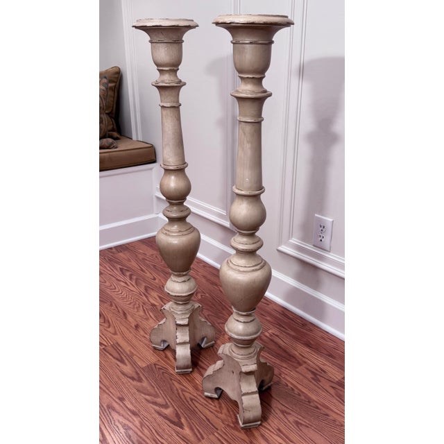 Late 20th Century French Baroque Style Taupe Distressed Painted Solid Wood Floor Candlesticks/Plant Stands, a Pair For Sale - Image 5 of 12