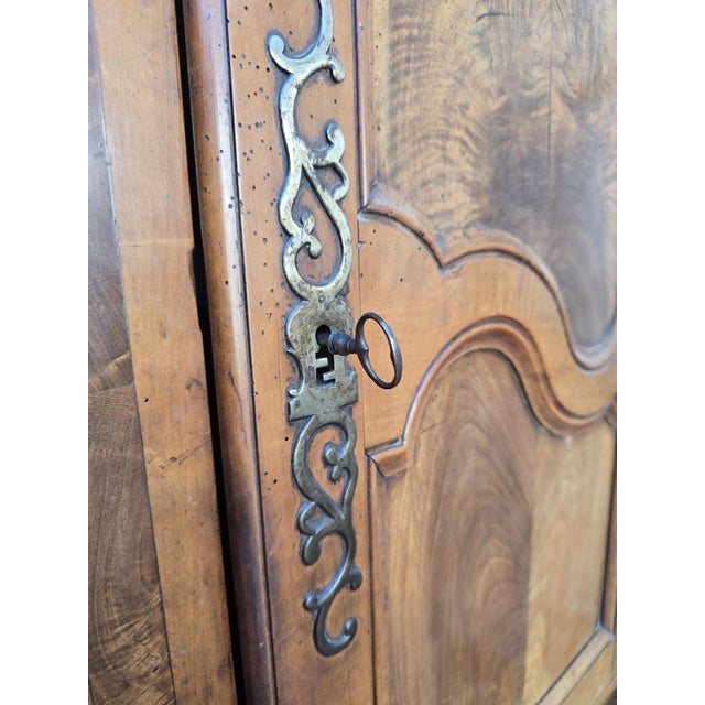 Two-Part Louis XV Cabinet in Walnut, 1760 For Sale - Image 14 of 18