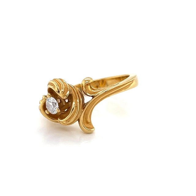 This authentic Carrera y Carrera ring is finely crafted in solid 18k yellow gold with a rich high-polish finish. The...