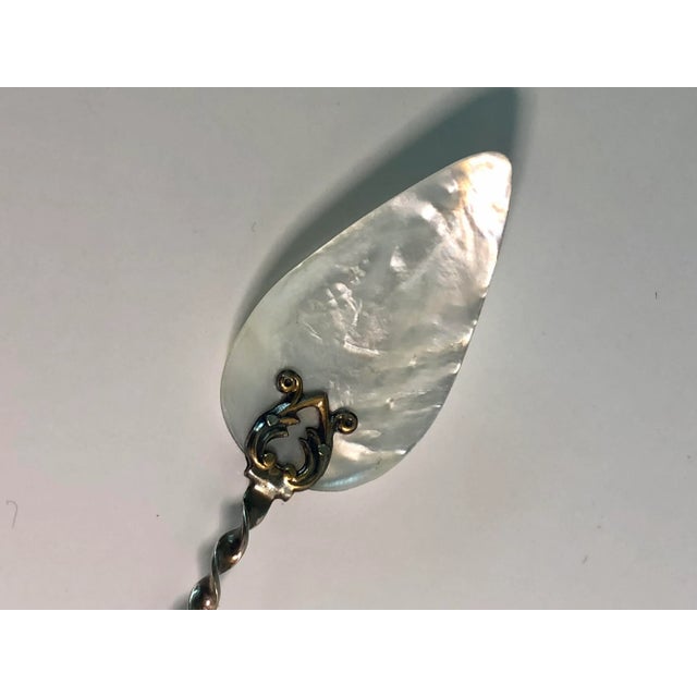 English Antique Mop Sterling Fleur De Lis Caviar Spoon For Sale - Image 3 of 8