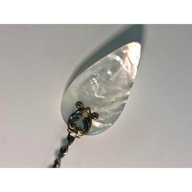 English Antique Mother of Pearl Sterling Fleur De Lis Caviar Spoon For Sale - Image 3 of 8