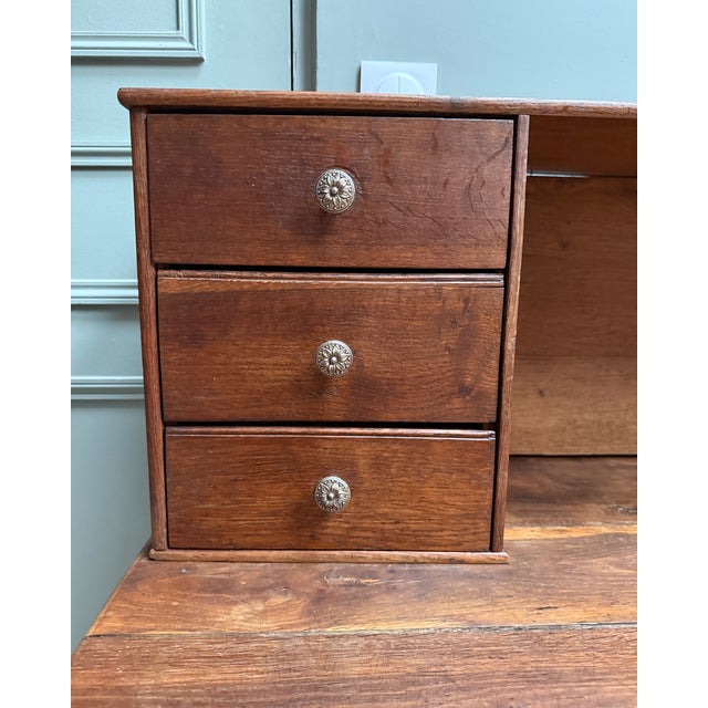 Discover this antique tiered desk in solid oak, with its authentic charm and clean lines, ideal for creating a warm...