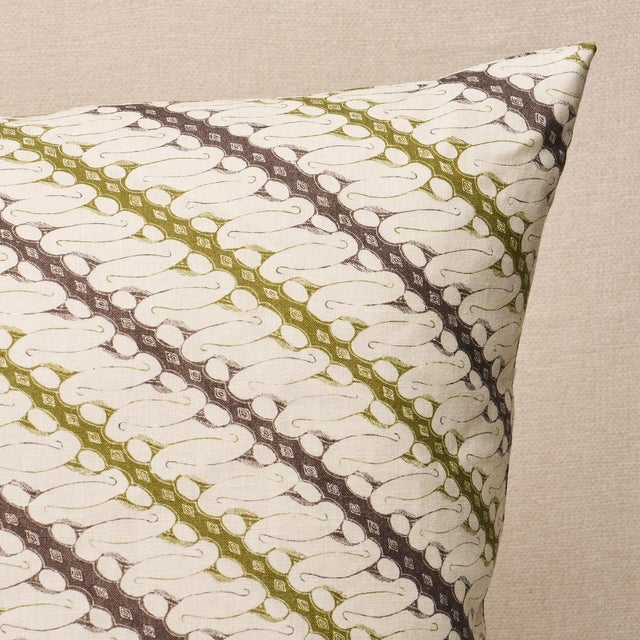 This pillow features Ronnie by Rita Konig for Schumacher with a knife edge finish. Rita Konig had 1970s and ’80s batiks in...