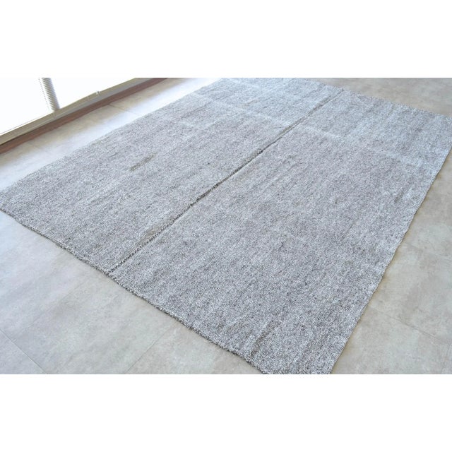 Mid-Century Modern 1960s Vintage Flat Weave Turkish Kilim Rug. Solid Gray Goat Hair Area Rug 7'2" X 9'2" For Sale - Image 3 of 9