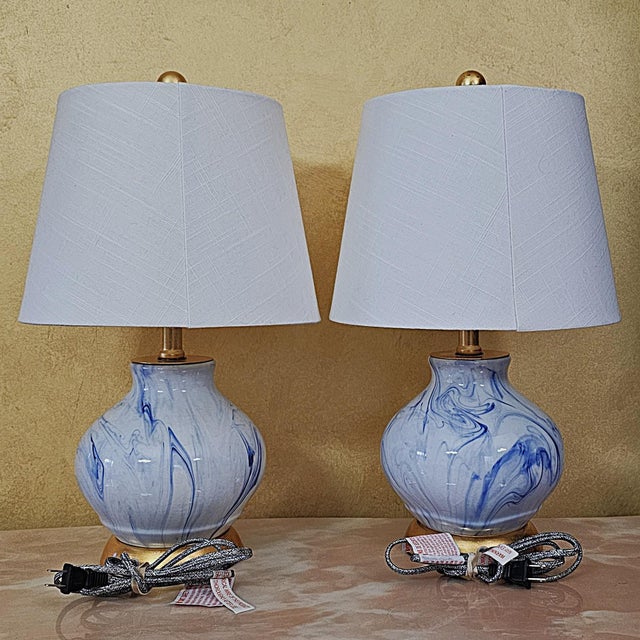 Traditional Pair of Jonathan Y Holly Marbleized Ceramic Table Lamps in Blue & White For Sale - Image 3 of 18