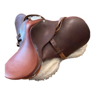 Vintage Crosby English Leather Equestrian Saddle – Traditional Horse Tack Decor For Sale