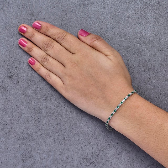 Discover the rare elegance of this 14K white gold tennis bracelet, rhodium-plated for additional luminosity. This...