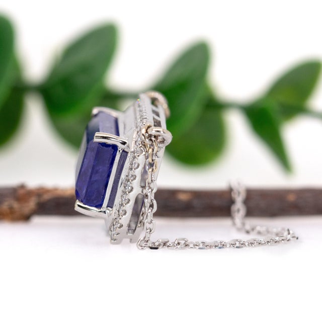 2020s 8.3cts Tanzanite Statement Pendant W Diamond Halo in 14k Solid Gold | Em 13x9mm For Sale - Image 5 of 7