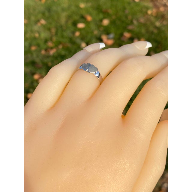 The 59th Street: Engravable Double Heart Signet Ring in White Gold For Sale - Image 10 of 10